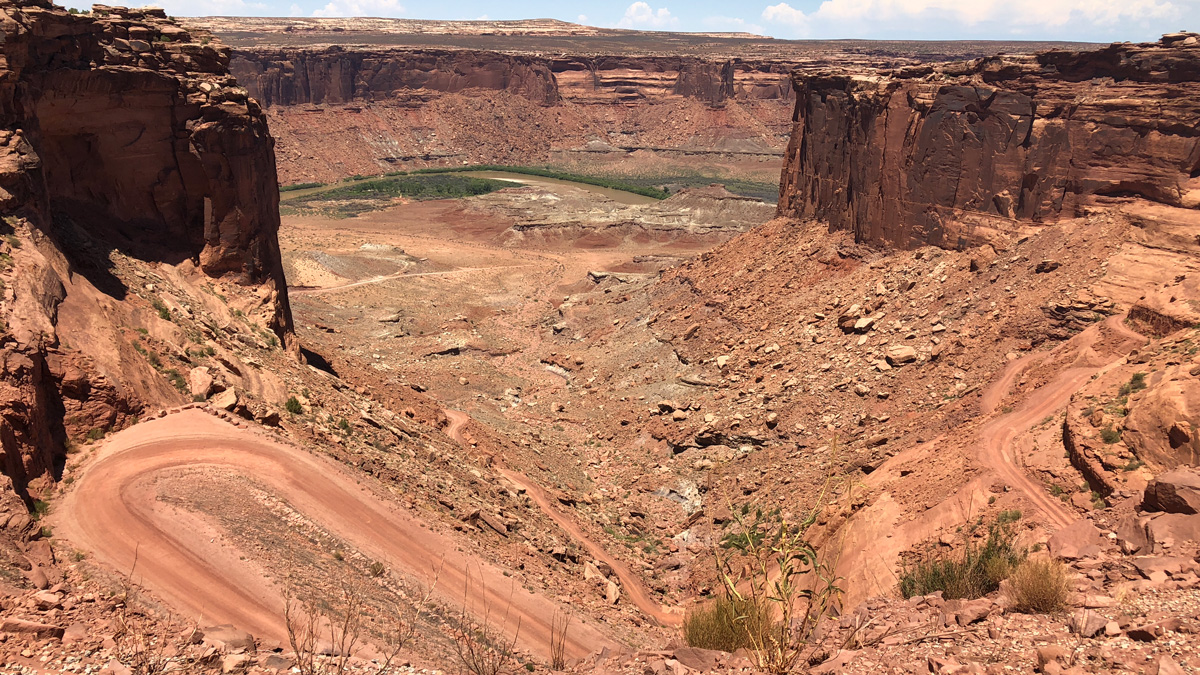 Die Mineral Bottom Road hinunter zum Green River
