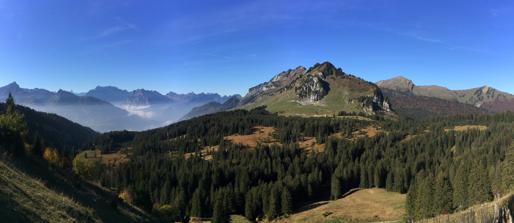 Weitsicht im Gebiet der Alpwirtschaft Furgglen entlang des Amdener Höhenweges