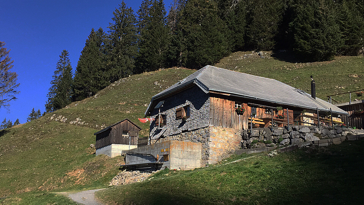 Die Alpwirtschaft Furgglen entlang des Amdener Höhenweges