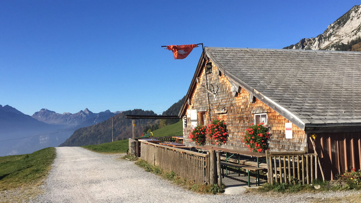 Die Strichbode Alp entlang des Amdener Höhenweges