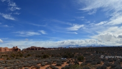 Balanced Rock mit The Windows Section und La Sal Mountains