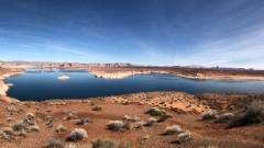 Wahweap Bay mit Navajo Moutain und Kohlekraftwerk im Hintergrund
