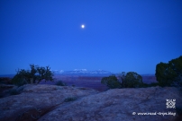 Der Vollmond steht über den La Sal Mountains