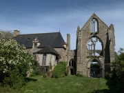 Die alte Kirche ohne Dach