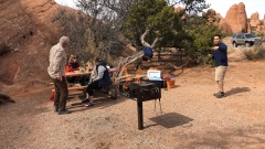Wir grillieren Hot Dogs im Arches National Park
