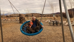 Am Schaukeln bei den Dinos