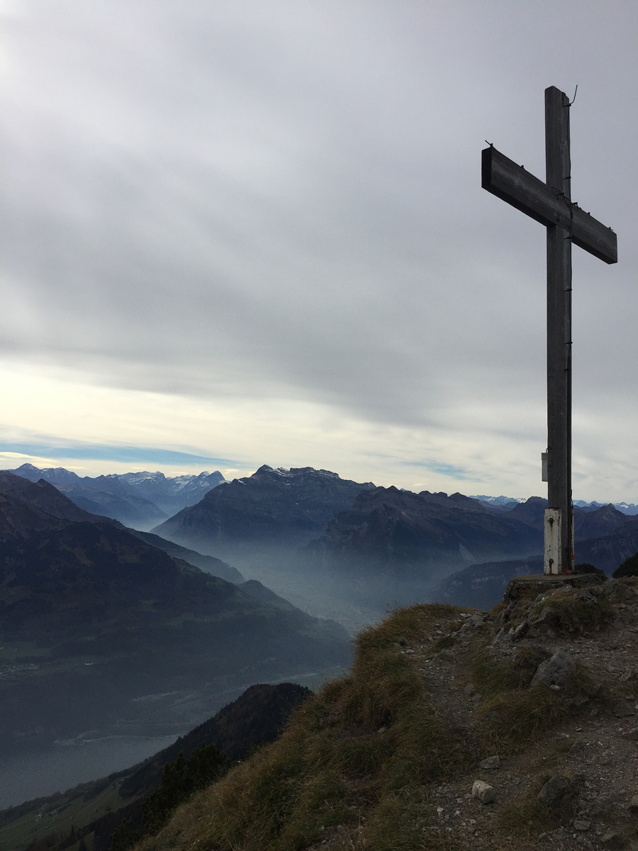 Gipfelkreuz auf dem Mattstock mit Blick zu den Glarner Alpen