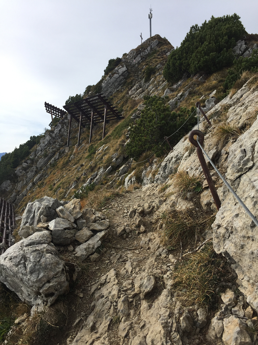 Gespannte Seile und Haltegriffe erleichtern den Aufstieg zum Gipfel des Mattstock in Amden